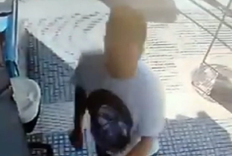 Θρασύτατη κλοπή στη Θεσσαλονίκη – Της άρπαξε την τσάντα ενώ ήταν απασχολημένη (βίντεο)